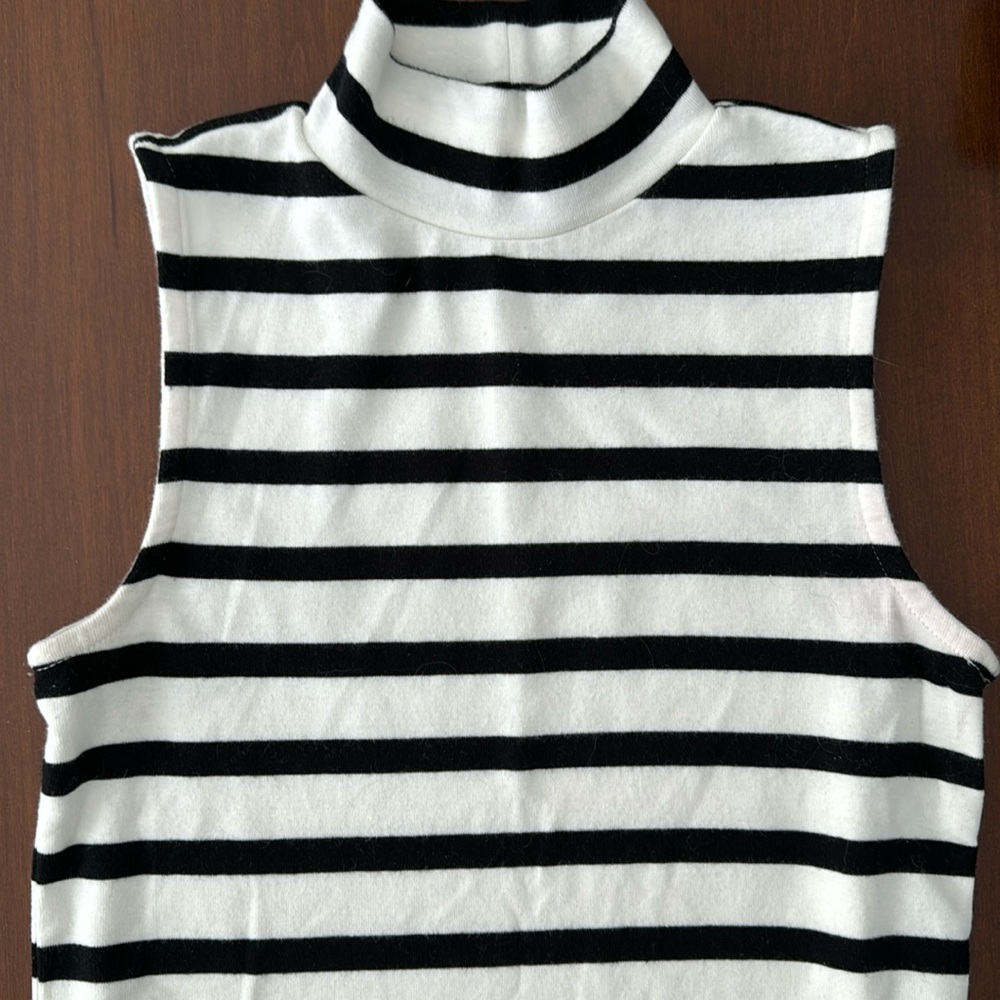 Gap black and white striped sleeveless tank top size XS